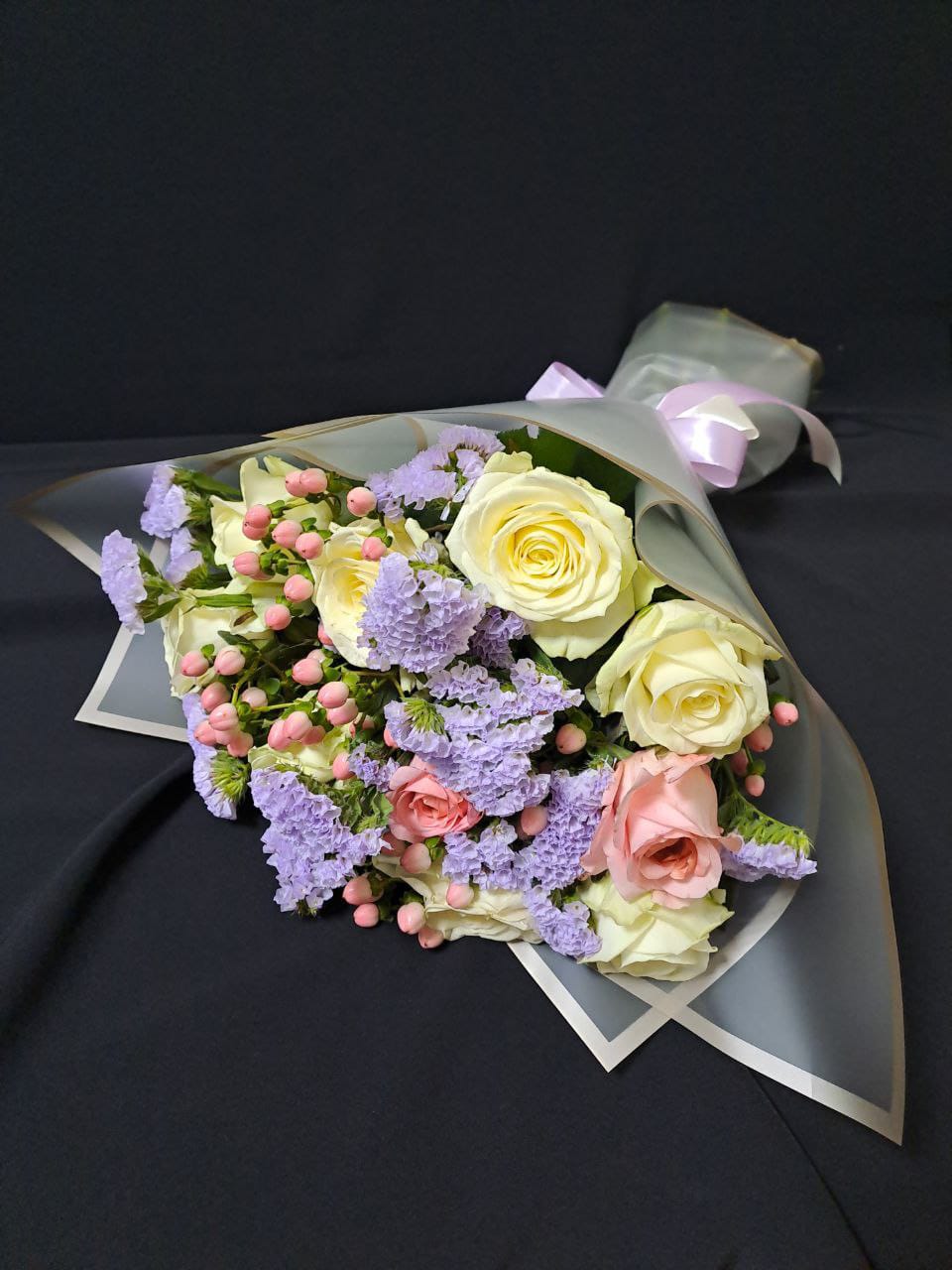 Букет  Роз Микс с гиперекумом.